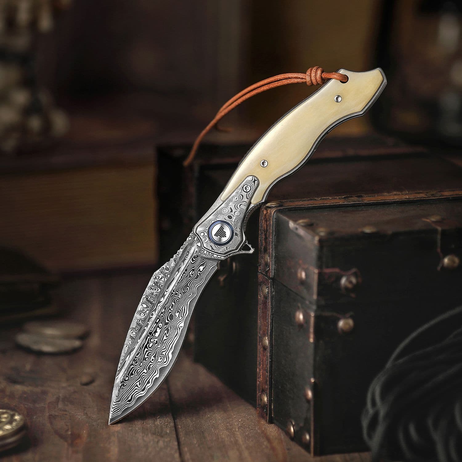 Складной туристический нож TRIVISA Lepus-02 клинок 67 Layers Damascus рукоять кость и сталь (белый)
